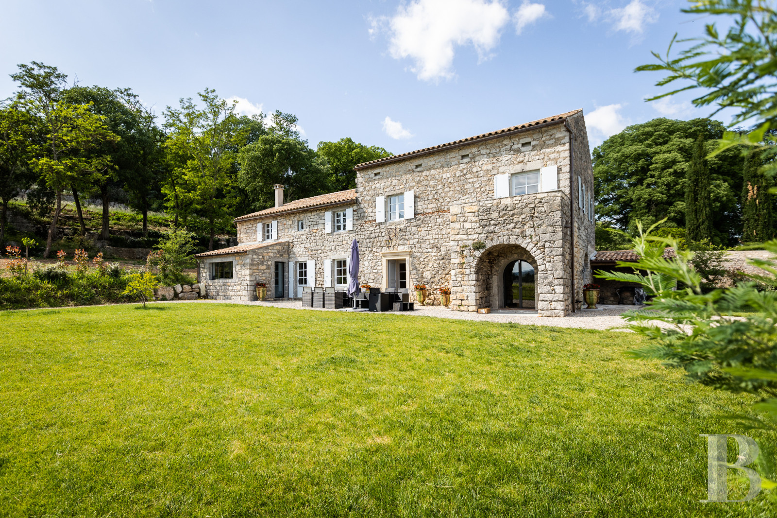 A former 17th-century farmhouse in the shadow of a chateau, in Saint-Alban-Auriolles in the Ardèche - photo  n°3